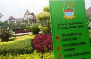 Butuh Wifi : Salah seorang pengunjung saat berada di taman air mancur yang berada di area komplek perkantoran Pemkab Bekasi, Jum'at (20/10) sore.