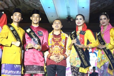 Wakil Ketua Komisi II DPRD Kabupaten Bekasi, Nyumarno foto bersama dengan pasangan Abang Mpok Kabupaten Bekasi 2019 terpilih, Minggu (22/11) malam.