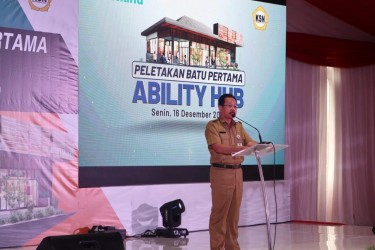 Sekretaris Daerah Kabupaten Bekasi Uju saat hadir dalam acara Peletakan Batu Pertama Pembangunan Ability Hub di Desa Telaga Murni, Kecamatan Cikarang Barat, Senin (16/12) | Foto: Humas Pemkab Bekasi