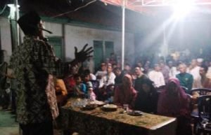 Bakal Calon Kepala Desa Karang Asih, Abun Nurhasan saat mendeklrasikan pencalonannya di Pilkada Serentak 2018, Jum'at (29/06) malam.