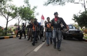Rombongan Longmarch Surabaya - Jakarta dipimpinan Ade Kenzo (36) saat hendak menyambangi Gedung DPRD Kabupaten Bekasi, Jum'at (13/10).