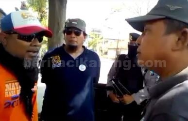 Ade Kenzo saat dimintai keterangan oleh anggota Kepolisian Sektor (Polsek) Bancar, Selasa (26/09).