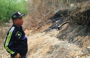 Kepala Badan Penanggulangan Bencana Daerah (BPBD) Kabupaten Bekasi, Adeng Hudaya saat meninjau lokasi gundukan tanah yang mengeluarkan asap panas dan bau menyengat di Kp. Poncol RT 02/02 Desa Ridomanah Kecamatan Cibarusah, Selasa (06/11).