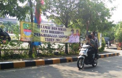 Pengedara sepeda motor saat melintas di lingkungan Komplek Perkantoran Pemkab Bekasi.