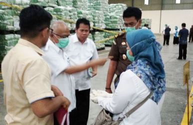 Tim Gabungan dari Dinas Ketahanan Pangan Kabupaten Bekasi, Dinas Perdagangan Kabupaten Bekasi dan Balai Uji Mutu Pangan Jawa Barat, tengah mengecek dan menguji kualitas beras sitaan PT. IBU