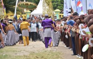 Gubernur Jawa Barat, Ahmad Heryawan saat tiba di lokasi peringatan Hari Air Sedunia, Kamis (22/03) siang sekitar pukul 11.48 WIB.