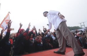 Calon Wakil Gubernur Jawa Barat, Ahmad Syaikhu menghibur para buruh dengan menyanyikan lagu jaipong berjudul ‘Asyik’ dan mengajak semua buruh dan petinggi parpol bergoyang, Sabtu (21/04) sore.