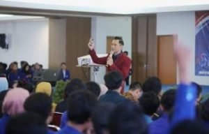 Direktur Eksekutif The Yudhoyono Institute, Agus Harimurti Yudhoyono (AHY) saat memberi kuliah umum kepemudaan di aula kampus Universitas Pelita Bangsa, Senin (14/10) | Foto: @SeputarAHY