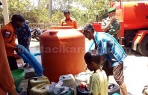 Pendistribusian air bersih oleh BPBD Kabupaten Bekasi di Desa Ridogalih, Kecamatan Cibarusah, Rabu (13/09).
