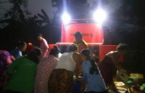 Hingga petang, para kaum ibu di Kp. Jereged RT 03/02 Desa Nagacipta Kecamatan Serang Baru rela mengantri untuk mendapatkan air bersih yang didistribusikan BPBD Kabupaten Bekasi, Senin (06/08) kemarin.
