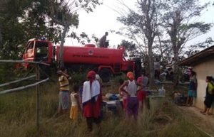 Pendistribusian air bersih oleh BPBD Kabupaten Bekasi di Kp. Cihanjuang RT 002/06 Desa Ridogalih Kecamatan Cibarusah, Selasa (24/07).
