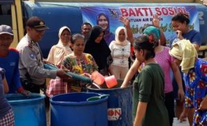 Proses pendistribusian air bersih kepada warga yang disalurkan salah seorang anggota DPRD Kabupaten Bekasi, Mia El Dabo dengan menggandeng petugas Kepolisian Sektor Cibarusah, Rabu (02/10).