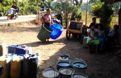 Warga Kp. Cihanjuang, Desa Karang Indah Kecamatan Bojongmangu saat hendak mengambil air bantuan bagi warga, Minggu (08/07) kemarin. Foto : Anggi