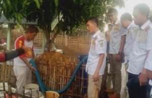 Proses pendistribusian air bersih yang dilalakukan PC Satria Kabupaten Bekasi di RT 03/02 Desa Medal Krisna, Kecamatan Bojongmangu pada Minggu 03 November 2019 lalu.