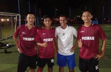 Sejumlah pemain Persikasi yang akan berlaga di Liga 3 foto bersama dengan Head Coach Persikasi, Ajat Sudrajat di sela-sela latihan di Lapangan Bola Pusdikku Kodiklat TNI AD Bandung.