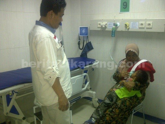 Ketua DPC SATRIA Kabupaten Bekasi, Ajuk Junaedi saat menyambangi Mahendra (4) yang tengah menjalani pengobatan di RS Medika Cikarang.