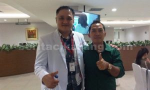 Ketua Tim Akreditasi ASKLIN Kabupaten Bekasi, dr. Ferry (Kiri) dan Sekretaris ASKLIN, dr. Choky usai acara menghadiri acara Seminar Pencegahan dan Penanggulangan Osteoprosis yang selenggarakan OMNI Cikarang Hospital, Rabu (15/06)