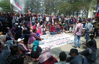 Warga Kp Pilar, Desa Cikarang Kota, Kecamatan Cikarang Utara saat mengelar unjuk rasa di Komplek Perkantoran Pemkab Bekasi, Desa Sukamahi, Kecamatan Cikarang Pusat, Selasa (20/08) pagi.