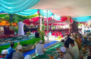 Sejak pukul 08.00 WIB, warga yang didominasi kaum ibu berduyun-duyun datang memenuhi pelataran masjid Raoudlatul Jannah yang terletak di Perumahan Graha Cikarang, Desa Simpangan, Kecamatan Cikarang Utara, Rabu (03/04). Foto: @ahmadalhabsy_real