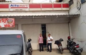Anggota Kepolisian Sektor Cikarang Selatan saat mengecek dan melakukan olah TKP kasus pembobolan minimarket di Kp. Tegal Gede, Desa Pasirsari, Kecamatan Cikarang Selatan, Senin (28/10) kemarin.
