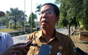 Kepala Dinas Kependudukan dan Pencatatan Sipil ( Disdukcapil) Kabupaten Bekasi, Ali Syahbana saat menandatangani langsung ratusan berkas akta kelahiran di mejanya, Jum'at (10/08) lalu.