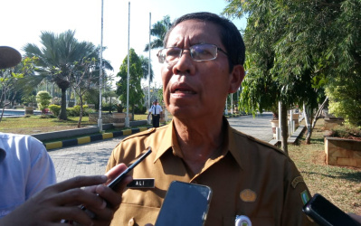 Kepala Dinas Kependudukan dan Pencatatan Sipil ( Disdukcapil) Kabupaten Bekasi, Ali Syahbana saat menandatangani langsung ratusan berkas akta kelahiran di mejanya, Jum'at (10/08) lalu.