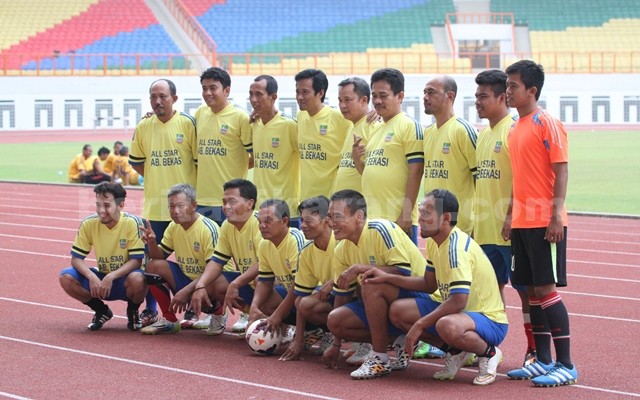 Tim All Stars Kabupaten Bekasi foto bersama sebelum bertanding melawan tim All Stars Cikarang, Jum'at (06/03) sore.