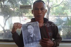 Orang tua Yusuf, Masna saat melaporkan anaknya hilang di Mapolsek Cibarusah, Kamis (19/05).