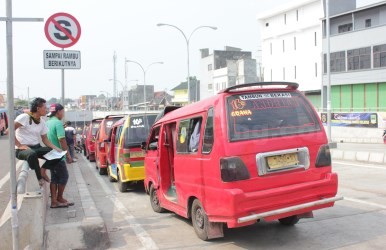 angkot ngetem di underpass tambun