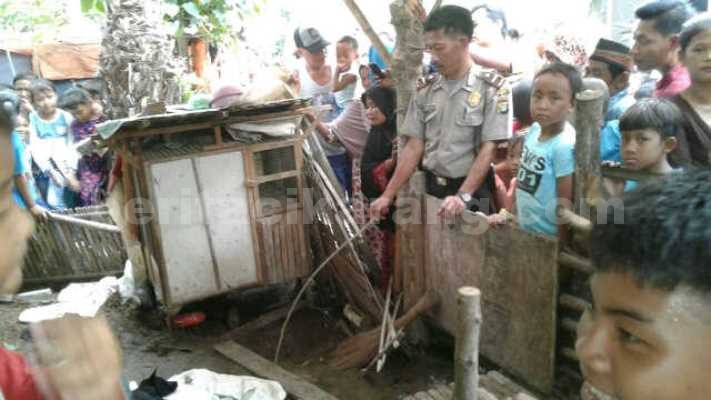 Kabar penangkapan anjing jadi-jadian telah menyebar ke seluruh pelosok Pebayuran sehingga banyak orang mendatangi tempat anjing tersebut, Senin (21/03).