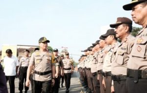 Kapolres Metro Bekasi, Kombes Pol Candra Sukma Kumara saat mengecek kesiapan pasukan dalam rangka pengamanan pelantikan dan pengambilan sumpah janji presiden dan wakil presiden RI periode 2019-2024 di simpang Jurong, Desa Simpangan, Kecamatan Cikarang Utara, Sabtu (19/10).