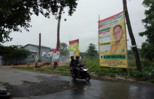 Alat Peraga Kampanye para calon anggota legislatif dipasang sembarangan di Desa Simpangan Kecamatan Cikarang Utara beberapa waktu lalu.