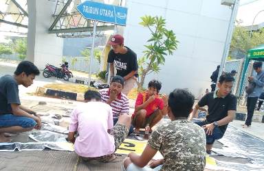 Persikasi Fans saat menyiapkan Koreo 3D di pintu tribun utara Stadion Wiwa Mukti.