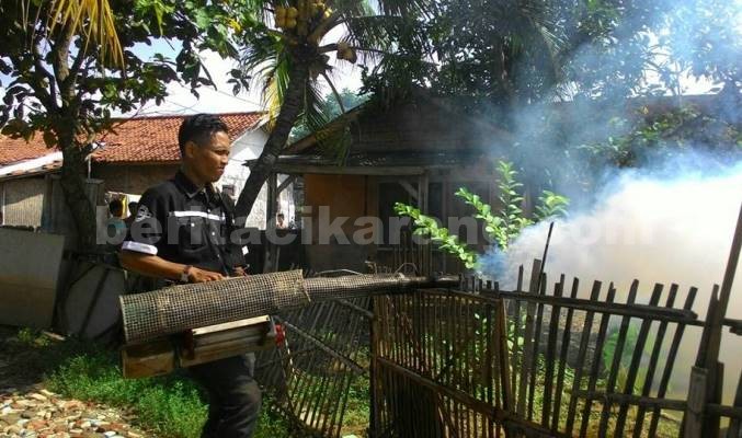 Ketua Relawan ABCD Muhammad Syahril saat melakukan Fogging bersama Srikandi DM beberapa waktu lalu.