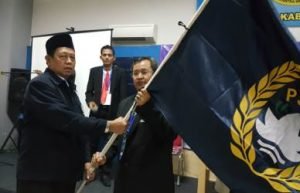 Ketua Asosiasi PSSI Kabupaten periode 2014 - 2018, H Aruman saat menyerahkan pataka kepada H. Amung, Ketua Asosiasi PSSI Kabupaten Bekasi periode 2018 - 2022.