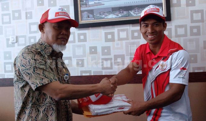 Kepala Disparbupora Kabupaten Bekasi, Agus Trihono saat memberikan support (dukungan) kepada Deni yang akan berlaga di Olympiade Brazil Juli 2016 mendatang.