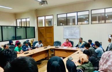 Anggota Komisi IV DPRD Kabupaten Bekasi, Nyumarno saat menerima audiensi Puluhan buruh pabrik yang tergabung dalam Pimpinan Basis Gabungan Solidaritas Perjuangan Buruh (PB GSPB) PT. Surya Sukses Abadi Perkasa, Senin (29/10).