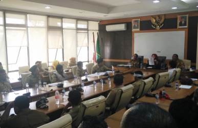 Pertemuan antara perwakilan guru honorer dengan Bupati Bekasi di ruang rapat Sekda, Lt II Gedung Bupati Bekasi, Senin (24/09).