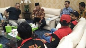 Perwakilan buruh yang tergabung dalam Persatuan Rakyat Bekasi saat beraudiensi dengan pimpinan DPRD Kabupaten Bekasi dan perwakilan Dinas Tenaga Kerja, Rabu (02/10).
