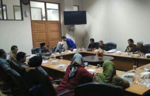 Warga Desa Cipayung, Kecamatan Cikarang Timur saat beraudiensi dengan Komisi III DPRD Kabupaten Bekasi terkait alih fungsi lahan, Selasa (13/02).