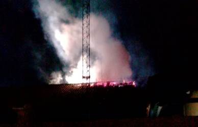 kepulan asap dan api yang muncul di atap gedung PGRI Kecamatan Kedungwaringin, Sabtu (14/07) malam.