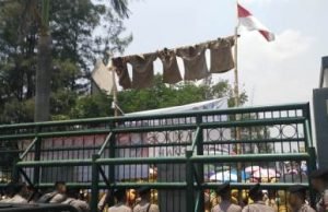 Aksi gantung Pakaian Dinas Harian (PDH) di gerbang Plaza Pemkab Bekasi, Selasa (25/09).