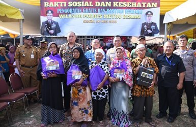 Simbolisasi pembagian sembako di acara bakti sosial Polres Metro Bekasi di di Desa Tanjung Sari, Kecamatan Cikarang Utara, Senin (20/05) pagi.