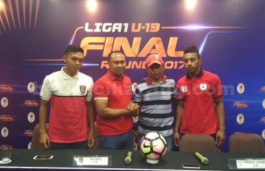 Pelatih Bali United U-19, I Wayan Arsana (kedua dari kiri) berjabat tangan dengan Abdul Manaf, Asisten pelatih Persipura Jayapura U-19 (kedua dari kanan) saat pre-match press conference di ruang Nakula Hotel Batiqa, Cikarang, Jumat (03/11).