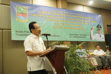 Sekretaris Daerah Kabupaten Bekasi, Uju saat membuka kegiatan penguatan Kelembagaan Kelitbangan Kabupaten Bekasi melalui diseminasi hasil penelitian dan pengembangan daerah tahun 2018, Rabu (27/11) kemarin.