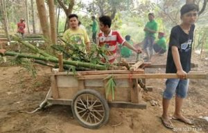 Para pengurus Sekoci dan warga membawa bambu untuk ditanam di DAS Cibeet, Sabtu (27/10) kemarin.