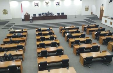 Rapat paripurna yang digelar di ruang sidang utama DPRD Kabupaten Bekasi, Rabu (11/04) sepi peminat. Mayoritas kursi yang harusnya diisi para anggota dewan terlihat tidak berpenghuni