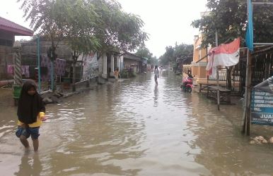 Banjir akibat luapan sungai Ciherang yang melanda pemukiman warga di Kp. Wangkal Desa Sukakarya, Kecamatan Sukakarya, Minggu (04/02/2018) siang.