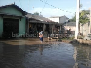 Banjir yang menggenangi rumah warga di RW 05 Kelurahan Kebalen, Kecamatan Babelan, hampir mencapai paha orang dewasa, Kamis (21/04).