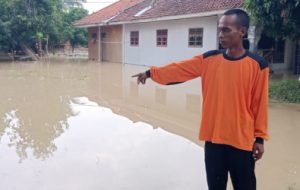 Banjir yang melanda sejumlah pemukiman warga di Kp. Parung Lesang, Desa Pasir Ranji, Kecamatan Cikarang Pusat, Sabtu (27/04) pagi.